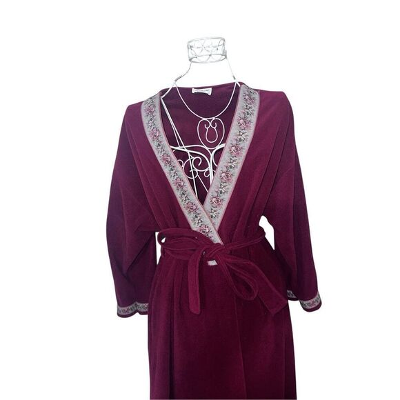 BEAUTIFUL 80s Vintage Vanity Fair Soft Polyester Robe trimmed with Floral Patter - Picture 3 of 13